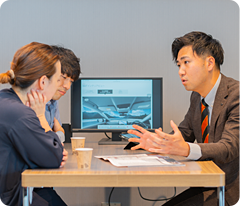 お客様と商談する様子