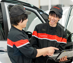 お客様と商談する様子